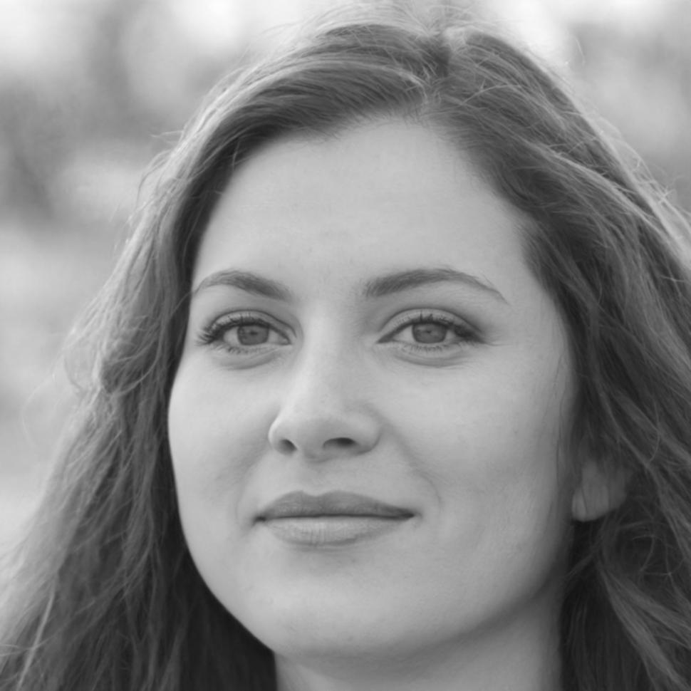 Siriporn Thanakit, Senior Financial Analyst